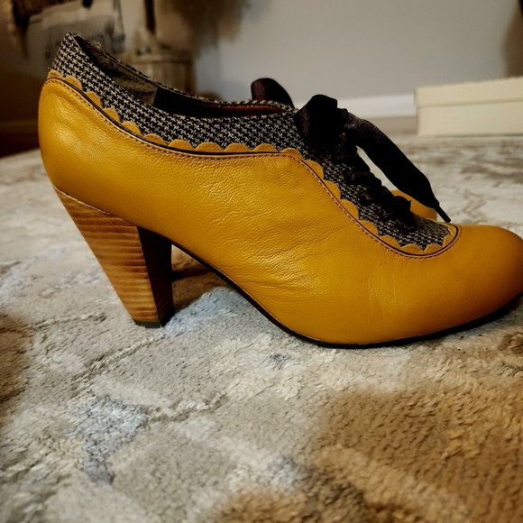 Poetic License Yellow Leather & Houndstooth Lace-Up Loafers - Picture 8 of 10